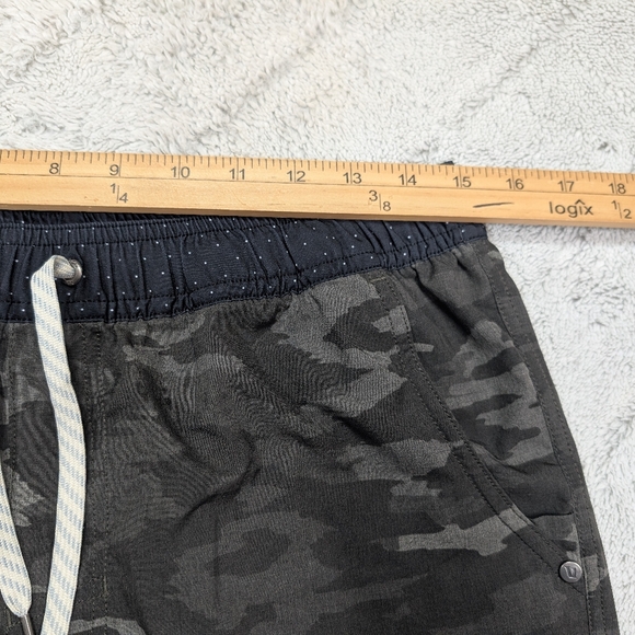 Vuori Shorts Mens M Black Camo Watercolor Kore Unlined Train Casual 7.5” - Picture 4 of 7